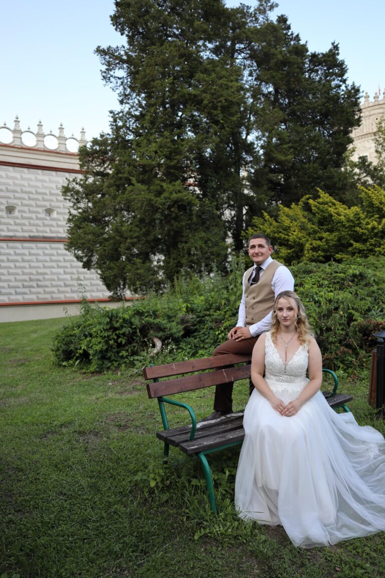 Para młoda na tle zamku