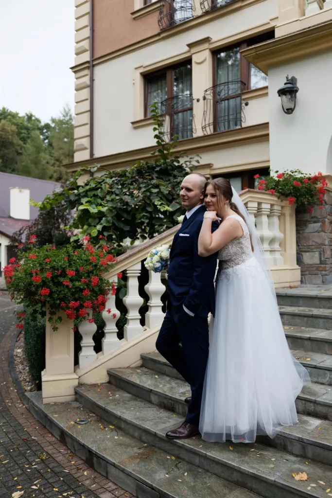 Para młoda na schodach pałacu, wieczorne światło — fotograf ślubny Przemyśl