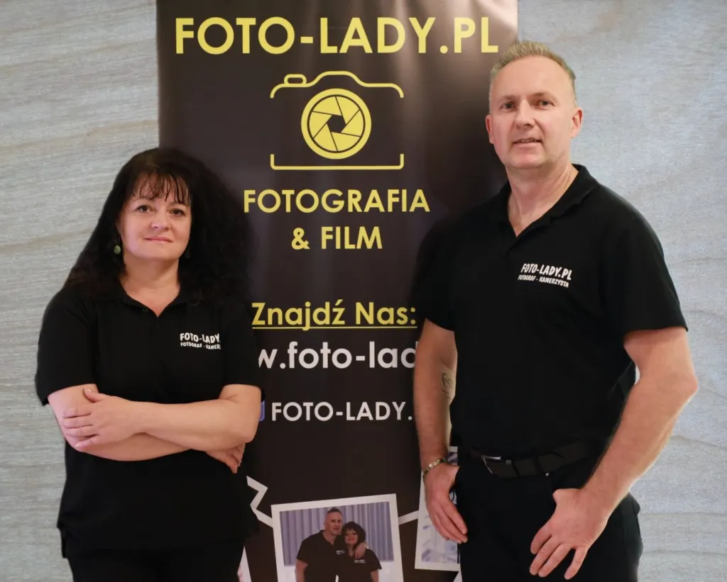 Wioletta Kondrat-Nowak i Mariusz Nowak przy rollupie Foto-Lady.pl, fotografia i film